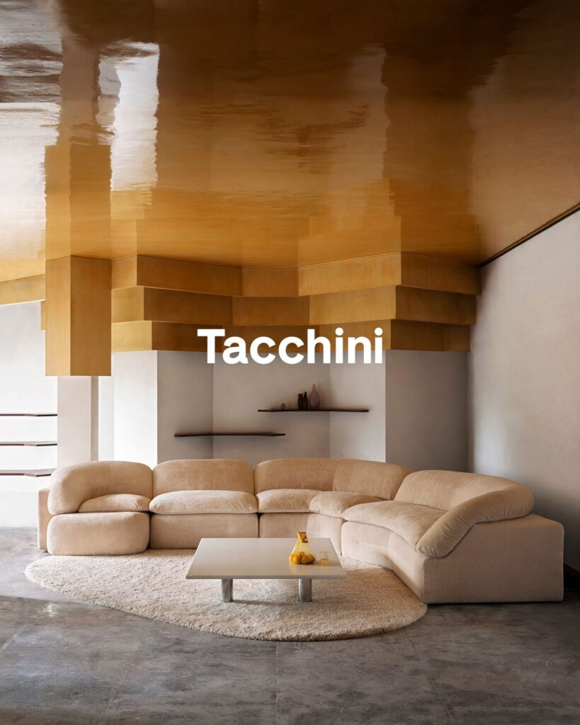Canapé modulable Tacchini dans un salon au plafond doré, mobilier design italien