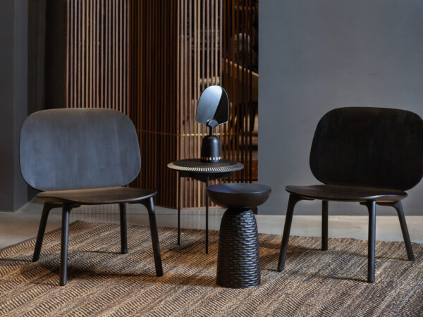 Fauteuils et table d'appoint Zanat Fauteuils lounge et table d'appoint sculptée Zanat dans un intérieur