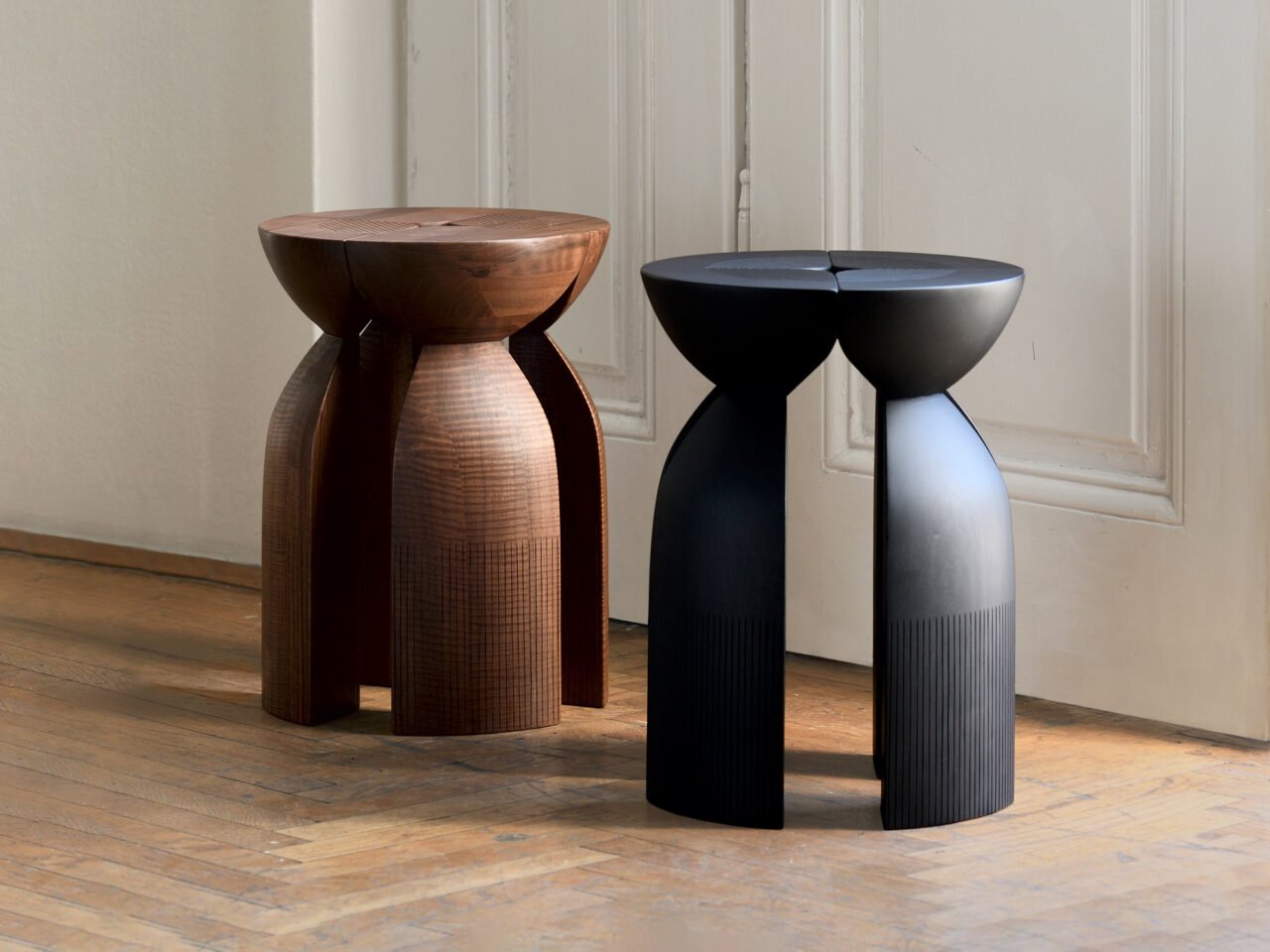 Tabourets sculptés Zanat Deux tabourets Zanat sculptés, l'un en noyer, l'autre teinté noir